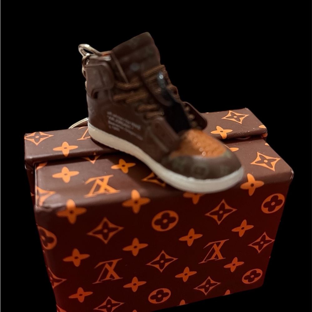 Fashion snicker keychain with a box - Picture 7 of 10